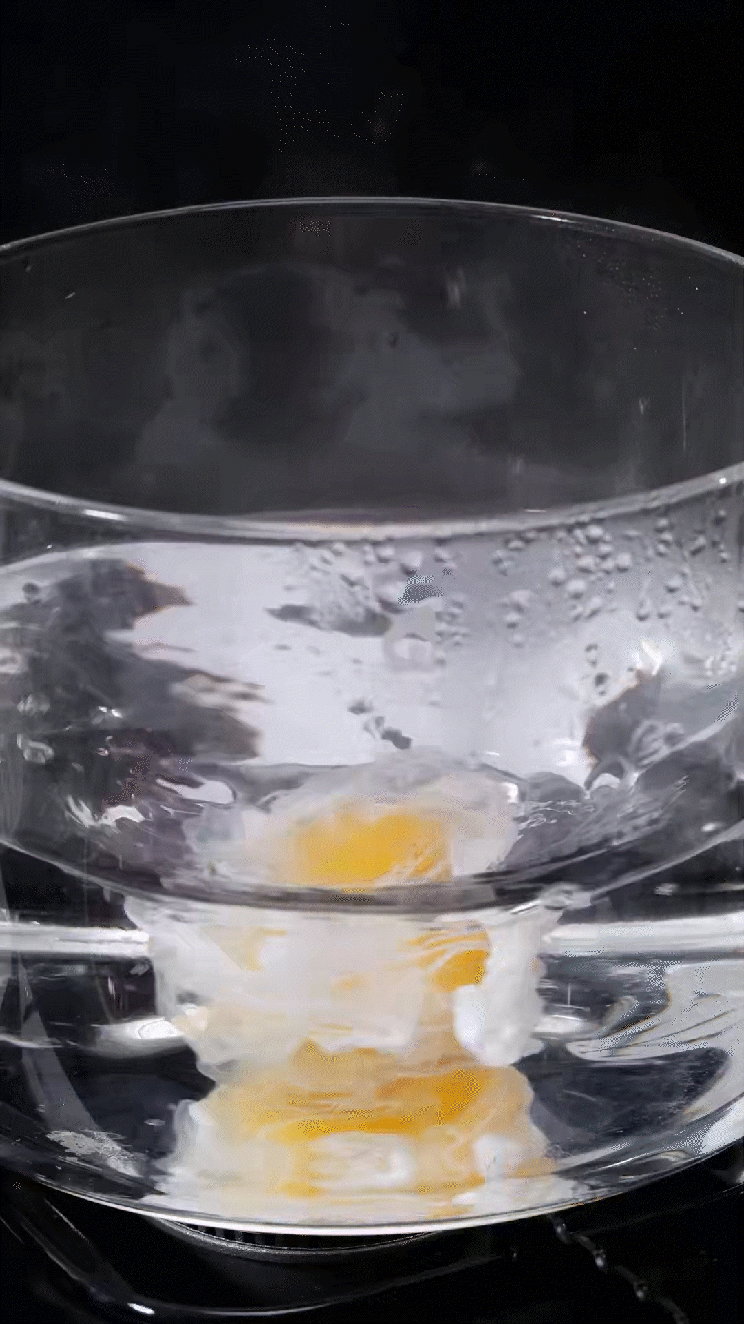 水開加入白醋和雞蛋，做成水波蛋
