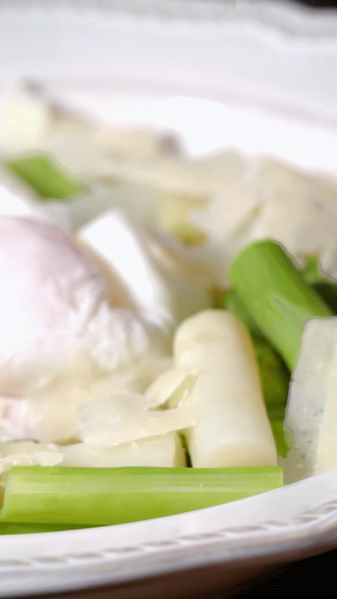 盤中放上蘆筍和雞蛋后，刨上適量干酪
