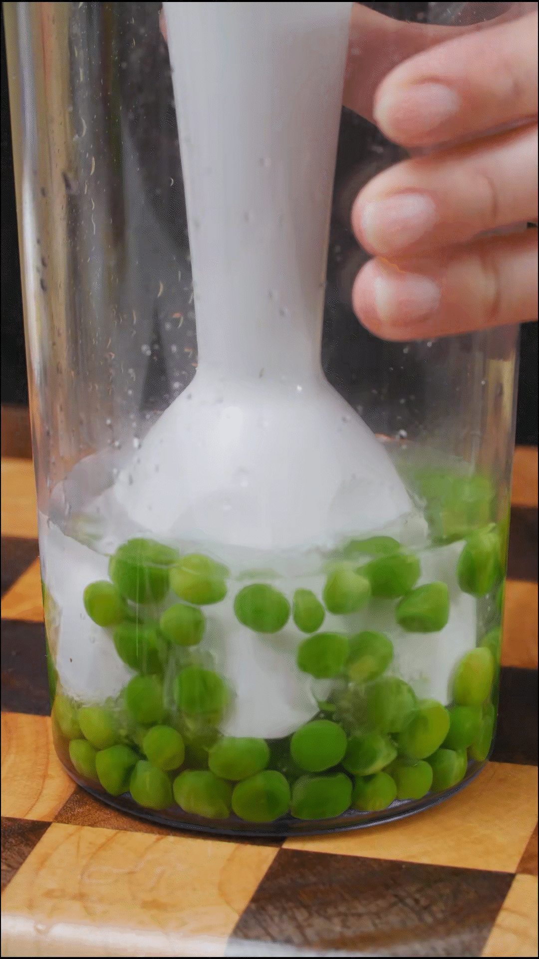 斷生的豌豆加水和大蒜，放入料理機打成糊狀
