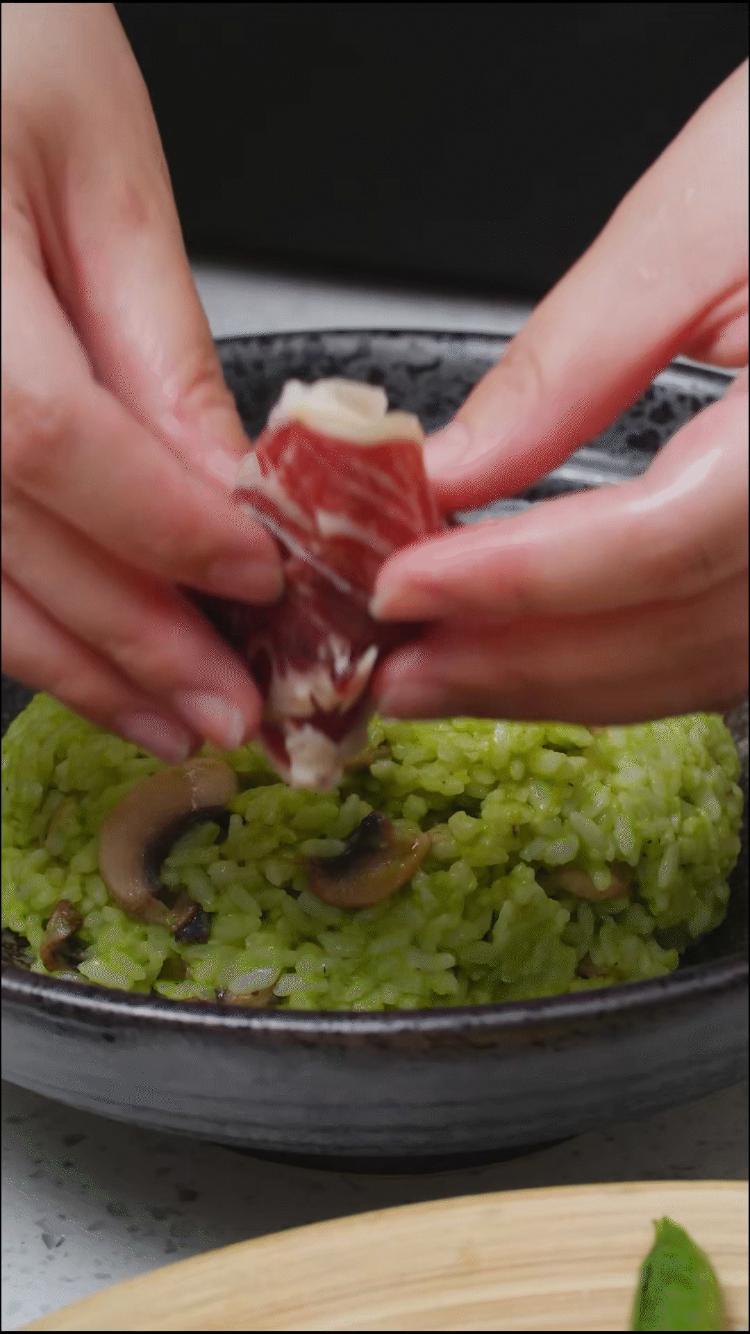 鍋中放入口蘑煎軟后，加一碗煮好的米飯
