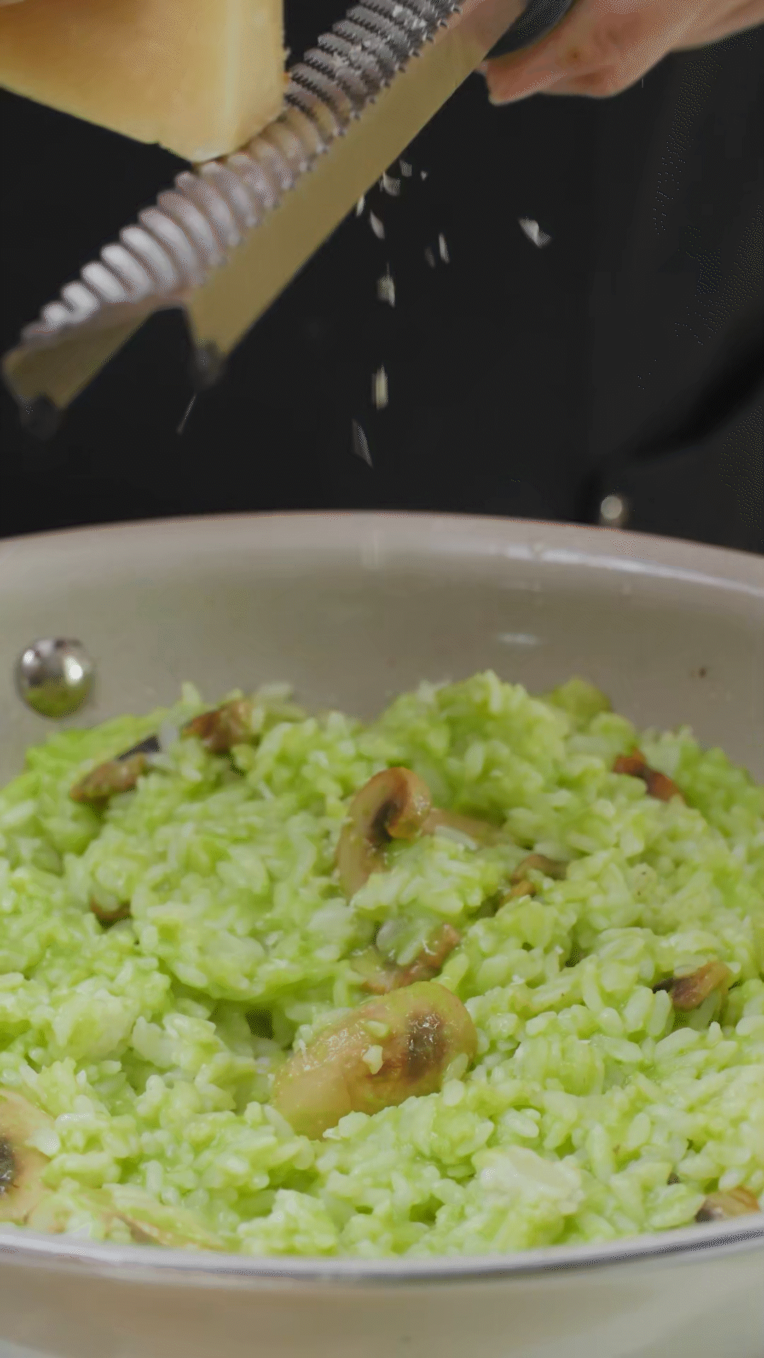 倒入豌豆泥、干酪、一塊黃油和黑胡椒海鹽調味
