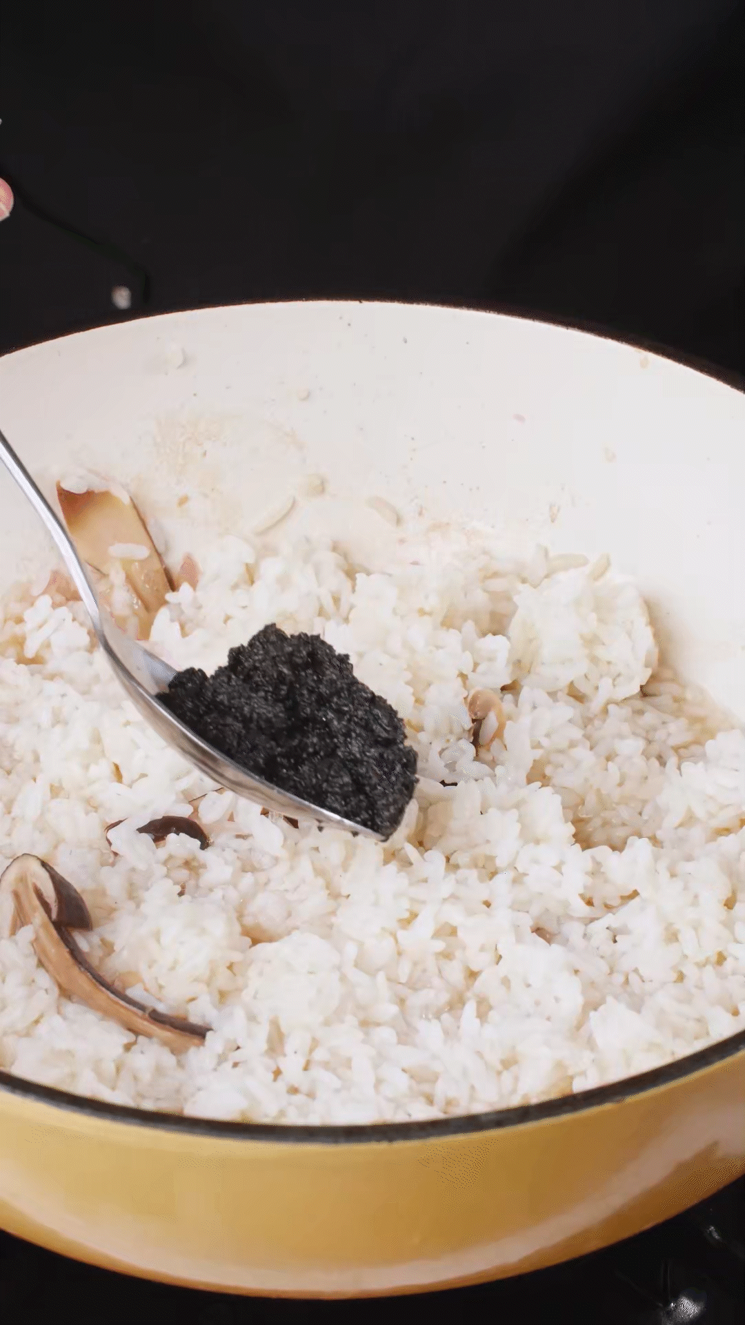 底油放入洋蔥爆香后加入黑皮雞樅菇、口蘑，用白葡萄酒增鮮
