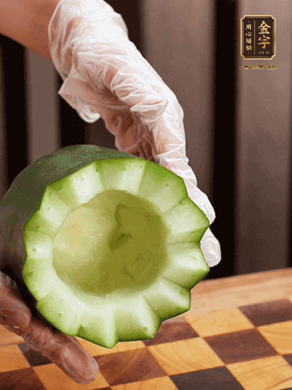 將小冬瓜洗凈，頂端切開去瓜瓤，改刀切口呈鋸齒狀