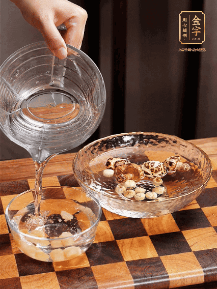 將雞肉、鮑魚、蝦仁焯水，冬菇、蓮子、干貝泡發(fā)