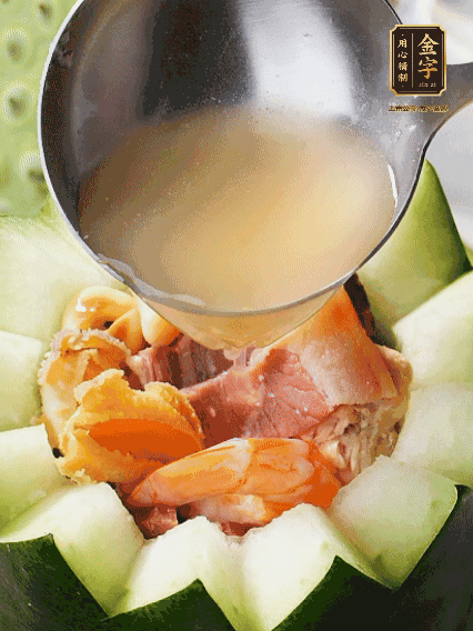 煮好后，盛入冬瓜盅。放入鍋中，可繼續(xù)燉煮，越燉越有味