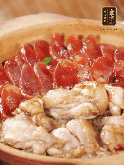 蓋蓋小火燜，沿鍋邊淋一圈油，轉(zhuǎn)動(dòng)砂鍋燜4分鐘