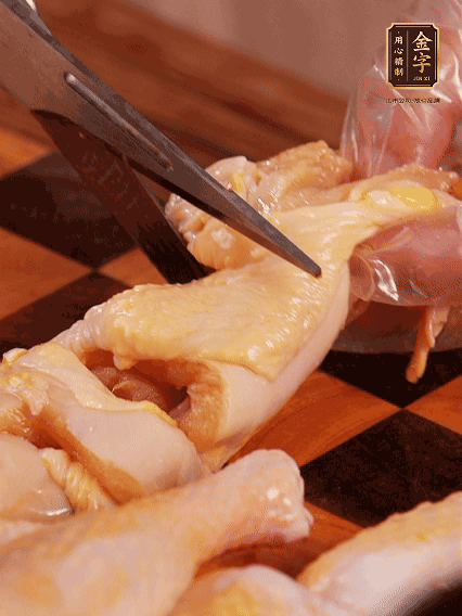 土雞處理干凈，切成大塊，加蔥姜、花雕酒、鹽腌制10分鐘