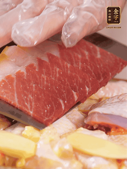 碼上金字火腿片，上鍋蒸足40分鐘