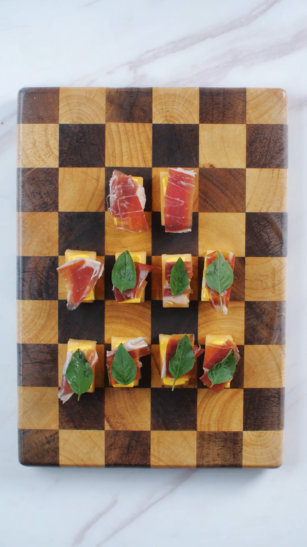 依次放上：奶酪、巴瑪火腿