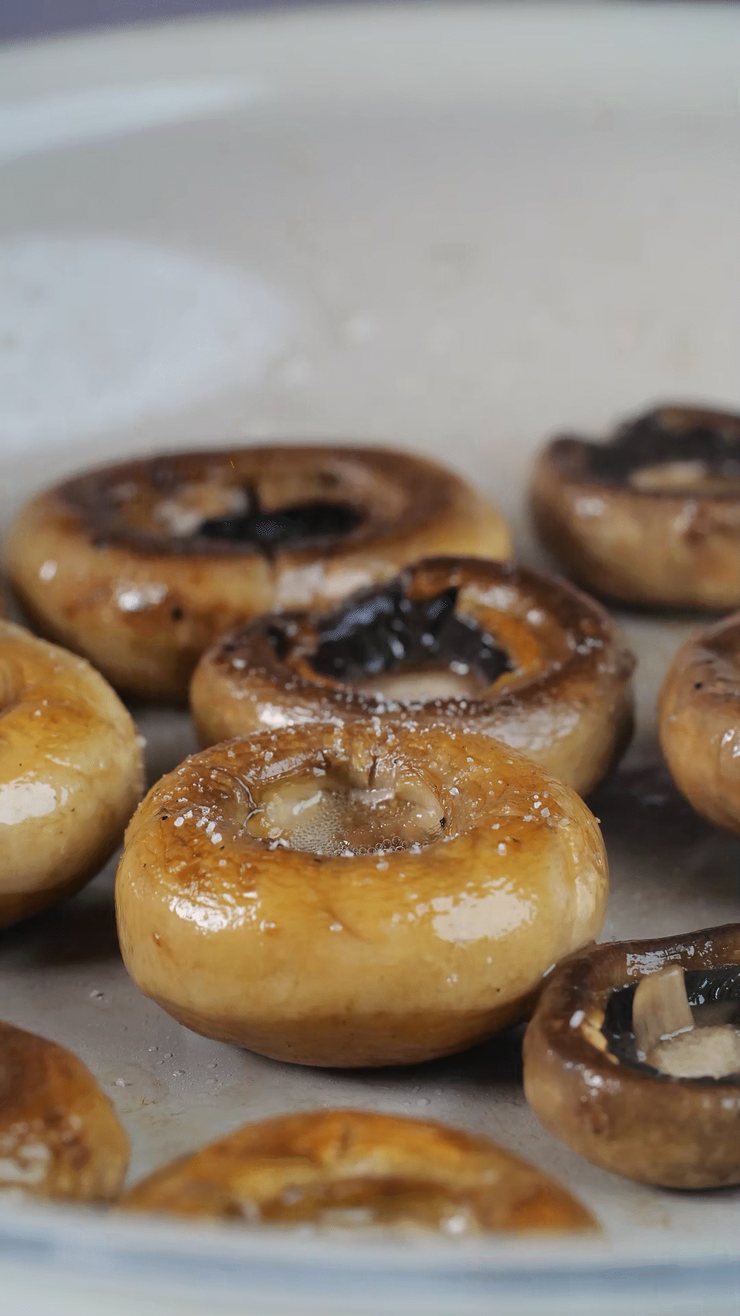 鍋內(nèi)放橄欖油，將口蘑煎至兩面微微焦黃，用黑胡椒海鹽調(diào)味