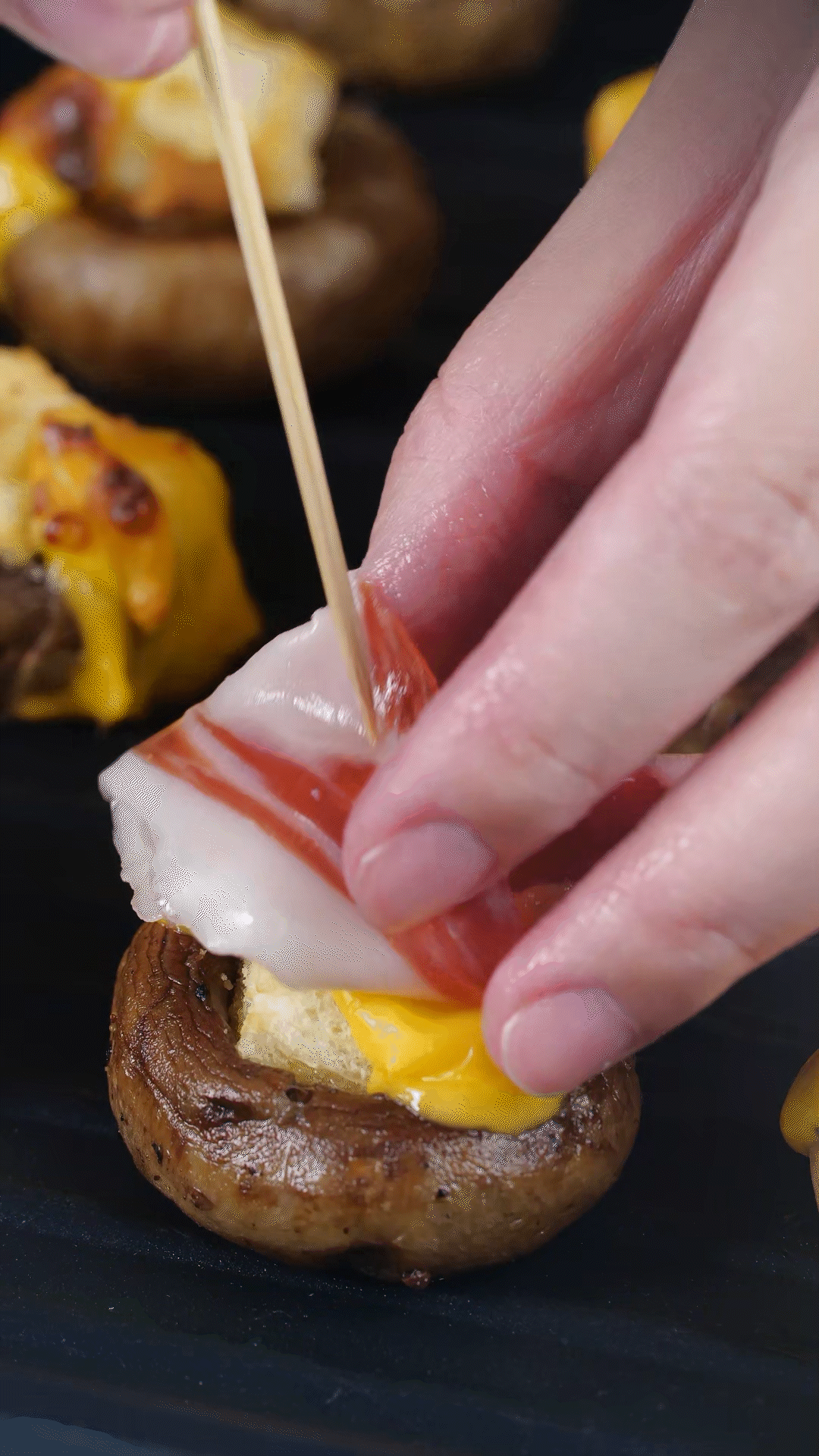 將火腿卷一卷，放在最頂部，插上竹簽