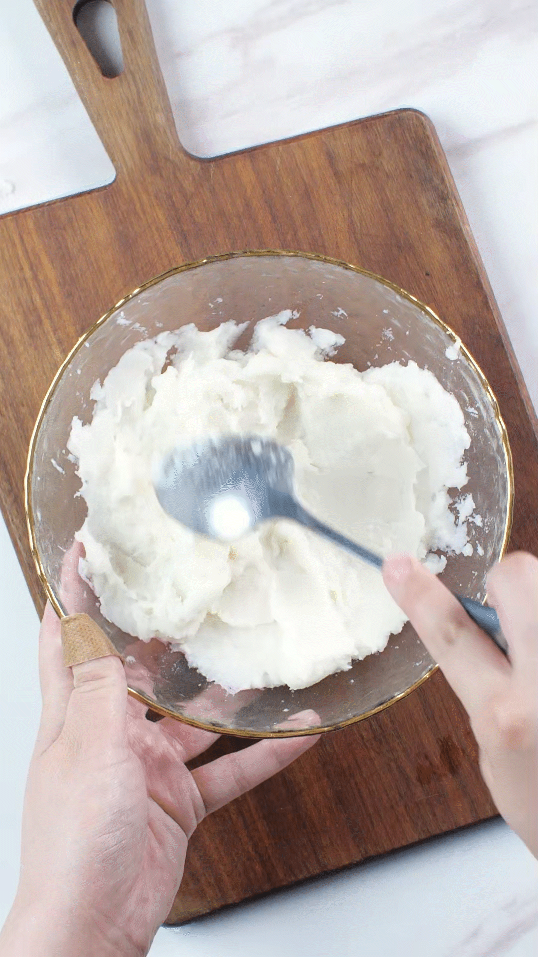 山藥去皮蒸熟，用涂抹奶酪、海鹽、橄欖油調(diào)味