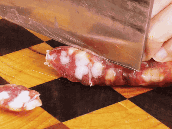 香腸少油煸出香味，下南瓜、板栗、香菇翻炒。2勺生抽、1勺老抽、1勺蠔油、1勺鹽、半勺糖調(diào)味