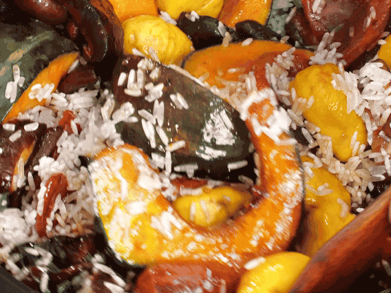 電飯煲正常煮飯模式煮飯。出鍋后撒點(diǎn)蔥花