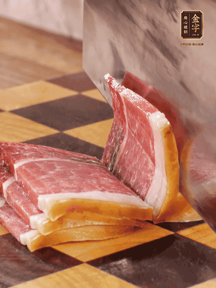 金字火腿切片，溫水浸泡5分鐘；肉皮泡發(fā)，切成小塊。