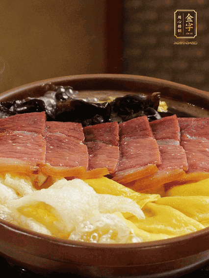 最后胡椒粉調(diào)味，撒小蔥花點(diǎn)綴