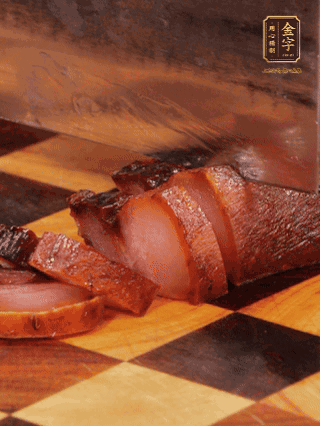 金字醬肉，煮熟切條；蓮藕去皮，切成條狀，焯水2分鐘