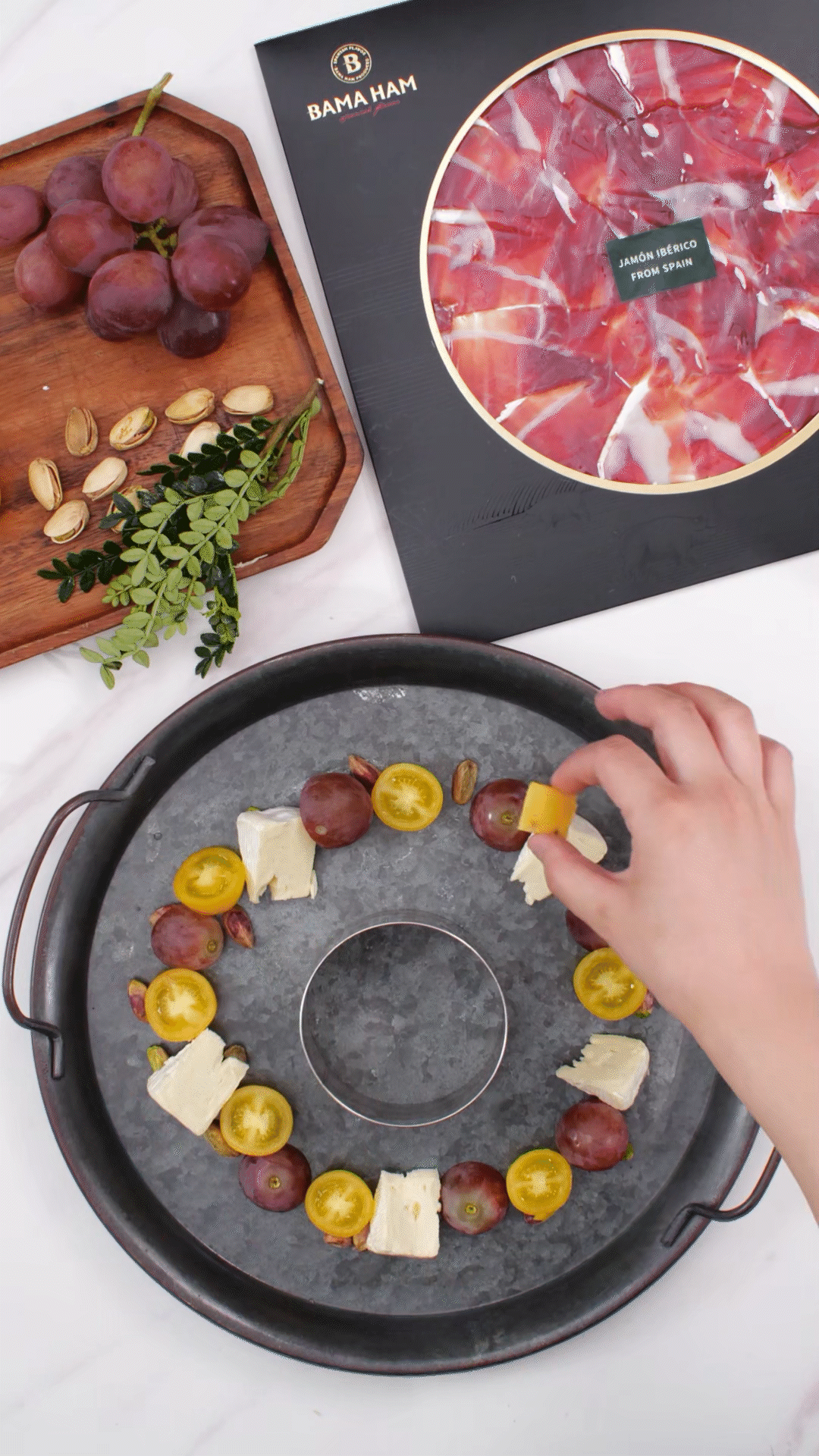 準備一個大盤子，中間放上模具（或是一個空碗）預留空位，沿著磨具把食材擺盤成花環(huán)裝