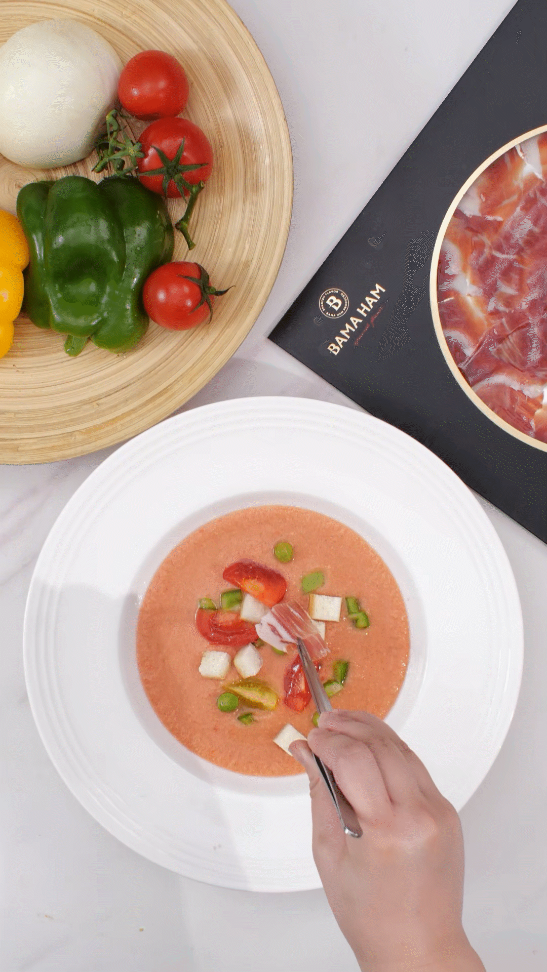 擺盤時(shí)，加入青豆，面包丁，黃瓜丁，烤面包丁，番茄丁