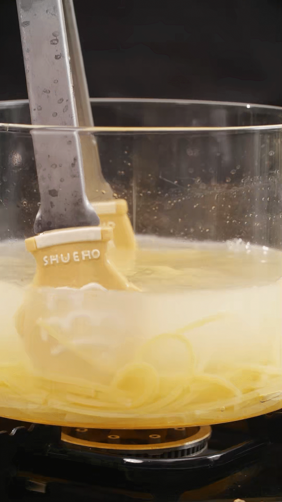 將意面煮熟，到自己喜歡的熟度。撈出過冷水，瀝干
