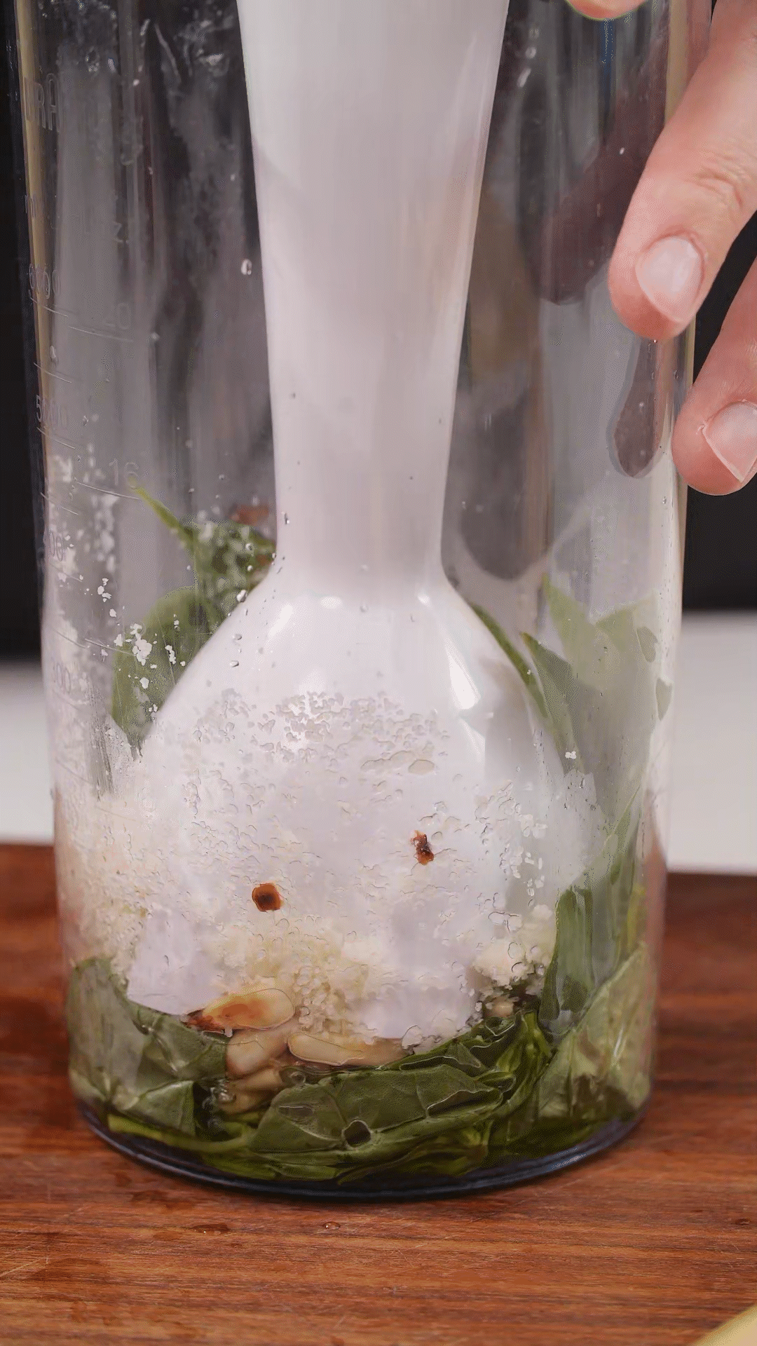 加入松子、現(xiàn)磨芝士碎、大蒜、鹽和檸檬汁、橄欖油，用手持料理機攪打細膩均勻
