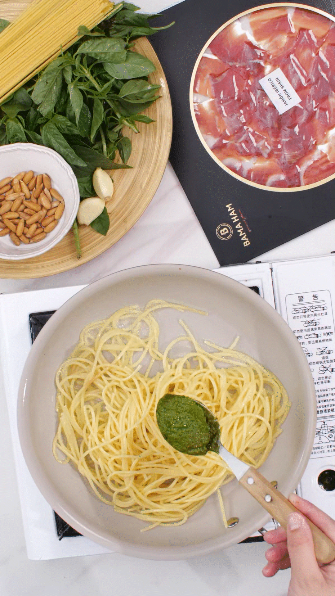 鍋中加入橄欖油，放入意面和青醬攪拌均勻裝盤
