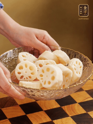 蓮藕洗凈削皮，切大塊，用鹽、糖腌制30分鐘。