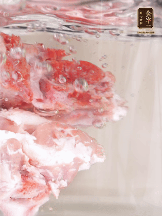 豬骨冷水下鍋，加蔥姜、料酒焯水4分鐘。