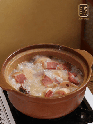 豬油潤鍋，豬骨、姜片煸出油脂香，再依次下開水、蓮藕、火腿，大火燒開