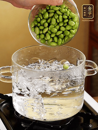 嫩毛豆汆燙1分鐘。