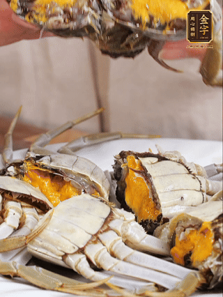 大閘蟹處理干凈，一切兩半。