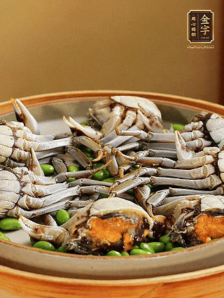 盤底鋪毛豆，依次放大閘蟹、咸肉， 淋一圈料酒、豉油。